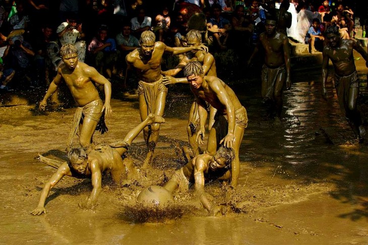 Bac Giang province's traditional all-male mud wrestling competition  - ảnh 10